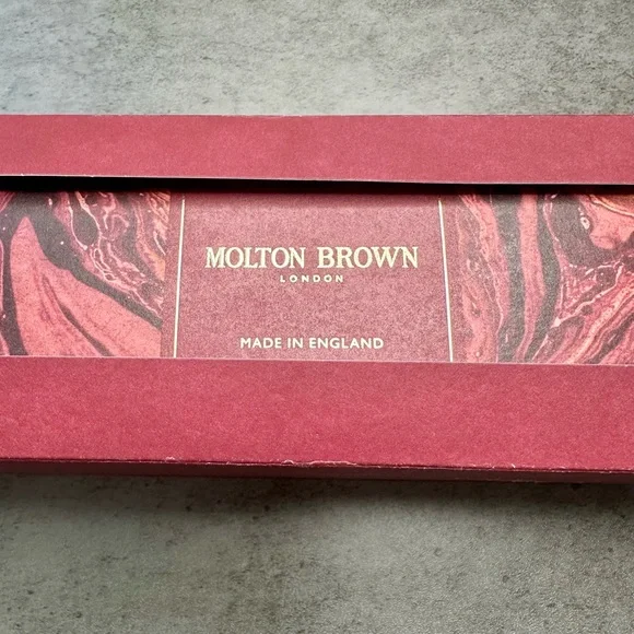 Molton Brown Floral & Spicy Christmas Cracker Body Wash Gift Set - Picture 3 of 5
